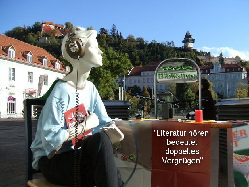 Hörbibliotheks-Puppe mit Blick auf den Schlossberg
